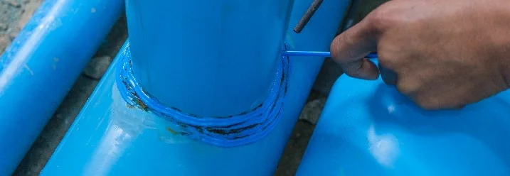 Hand verschweißt blaue Rohre